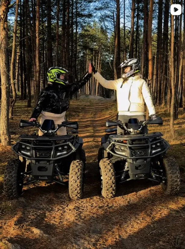 Пара на квадроциклах в лесу