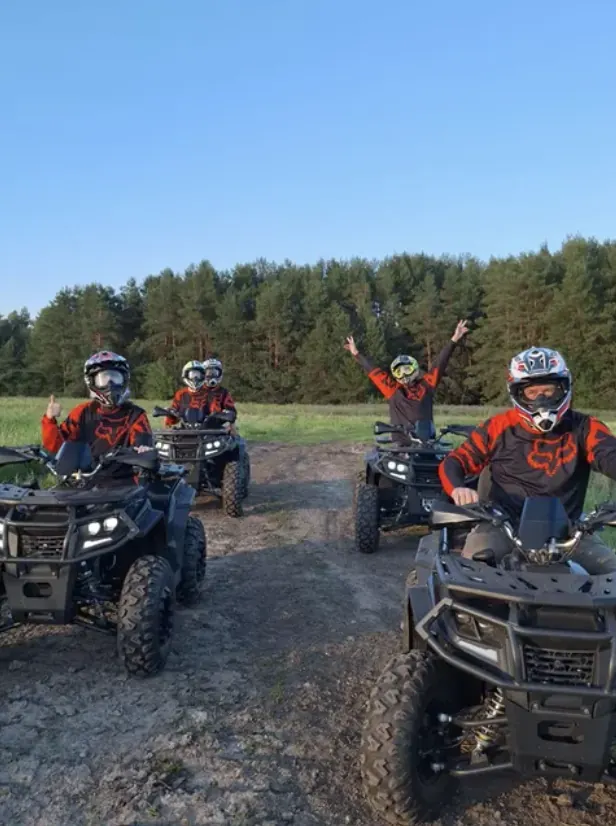 Группа на квадроциклах