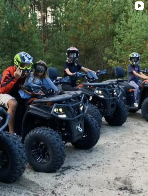 Семья на квадроциклах