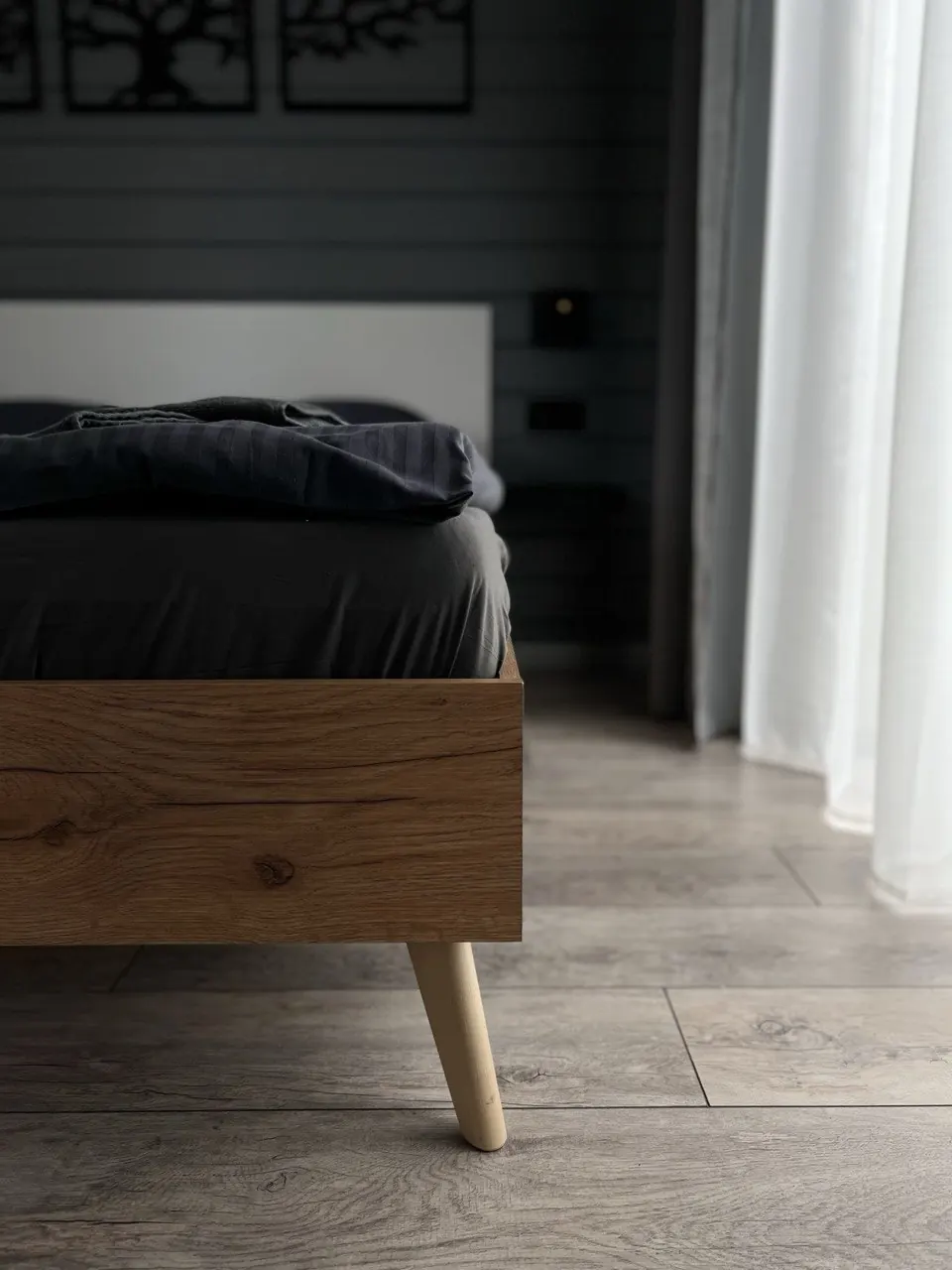 Спальня с деревянной кроватью