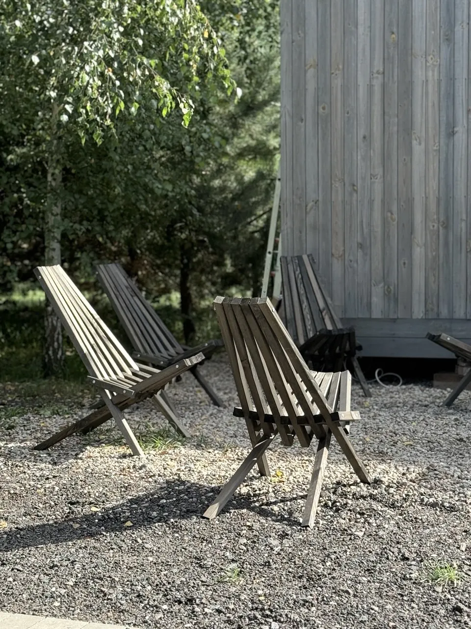 Деревянные кресла у домика на природе