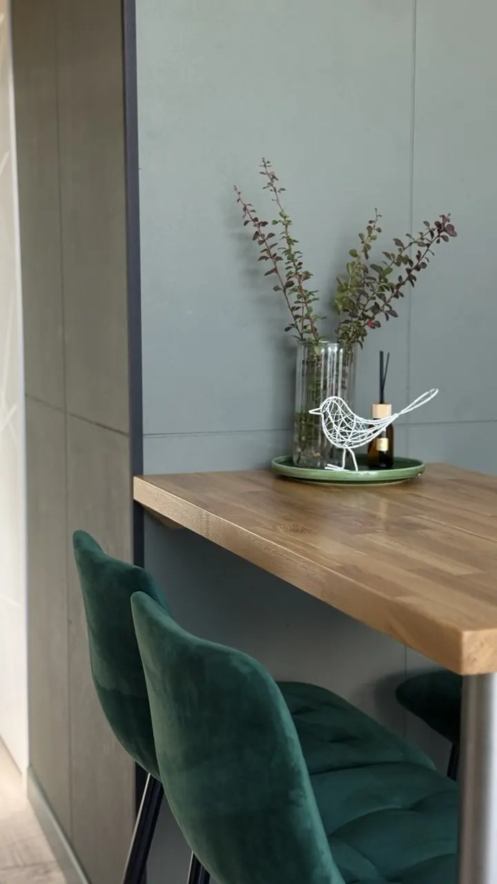 Обеденный стол с зелёными стульями