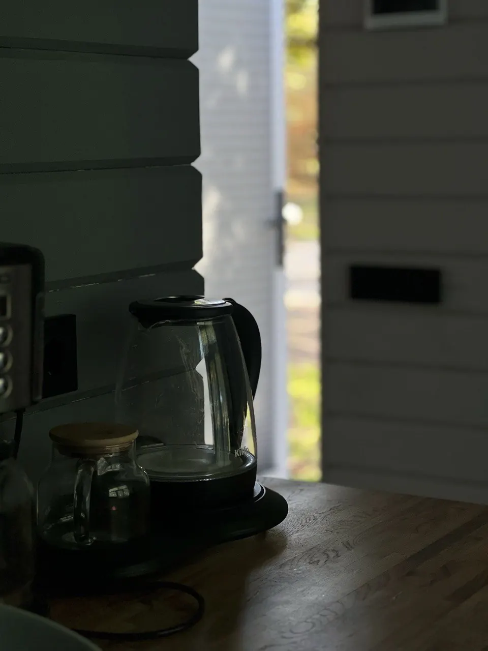 Кухонный уголок с чайником у окна