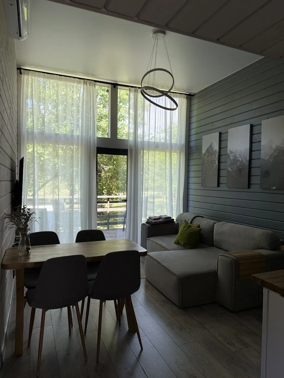 Гостиная с панорамными окнами и видом на сад