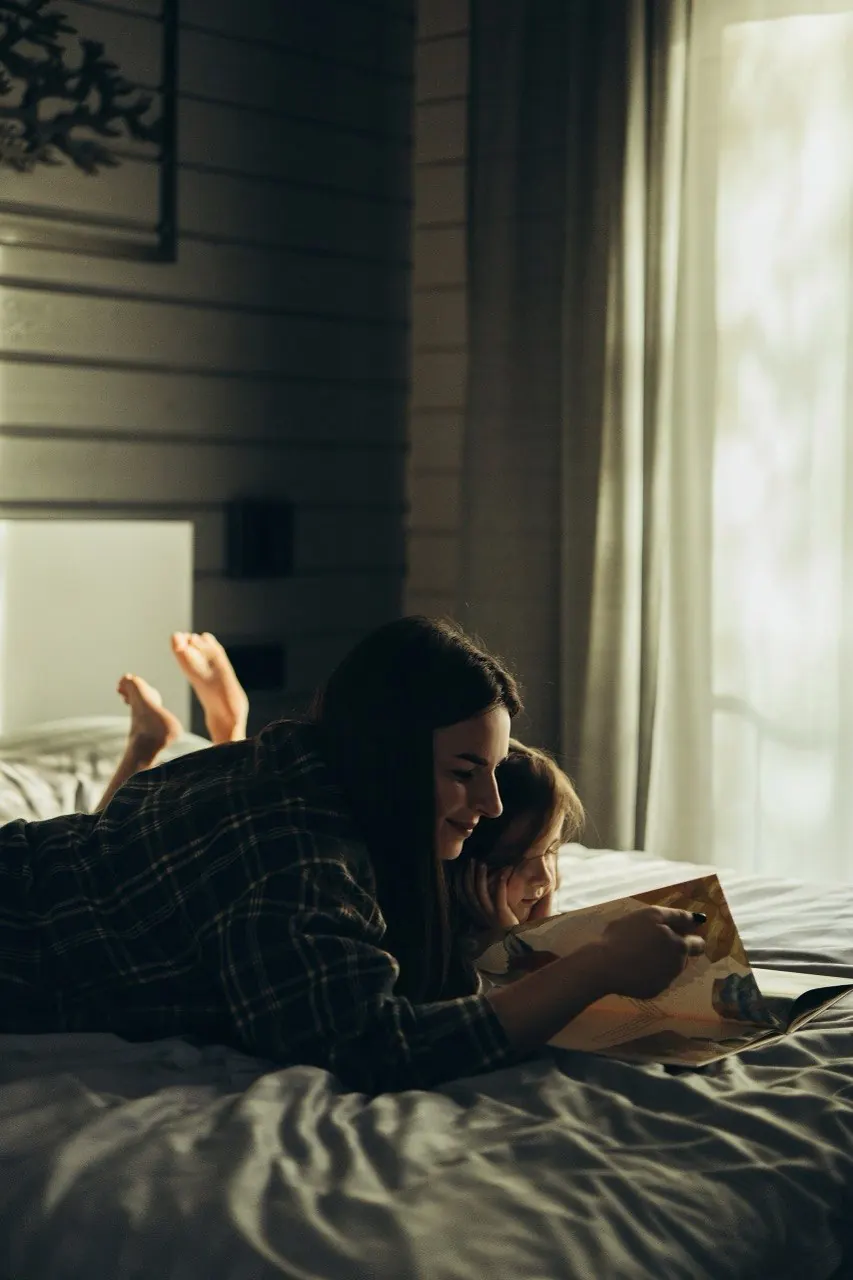 Мама читает ребёнку в спальне домика