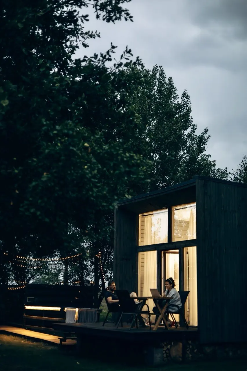 Новогодний домик ночью в Village DREWNO