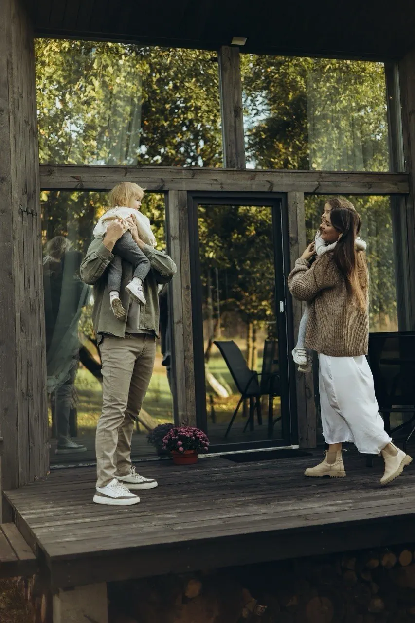 Семья на террасе домика