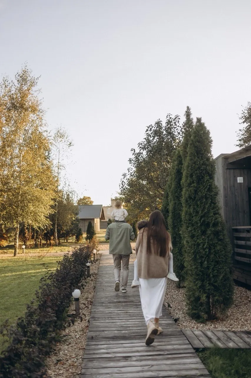 Семейная прогулка по территории