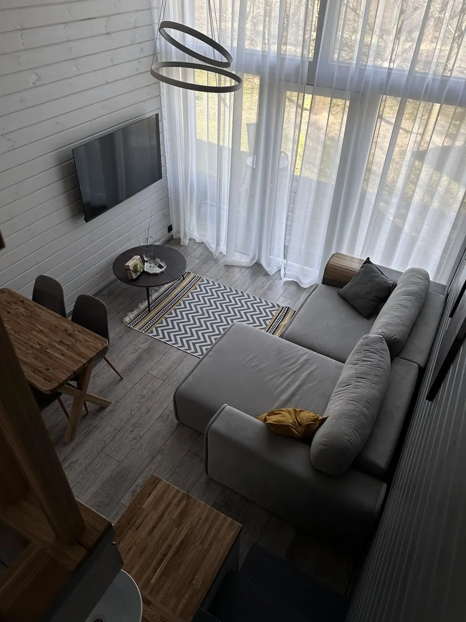 Гостиная с антресольным этажом