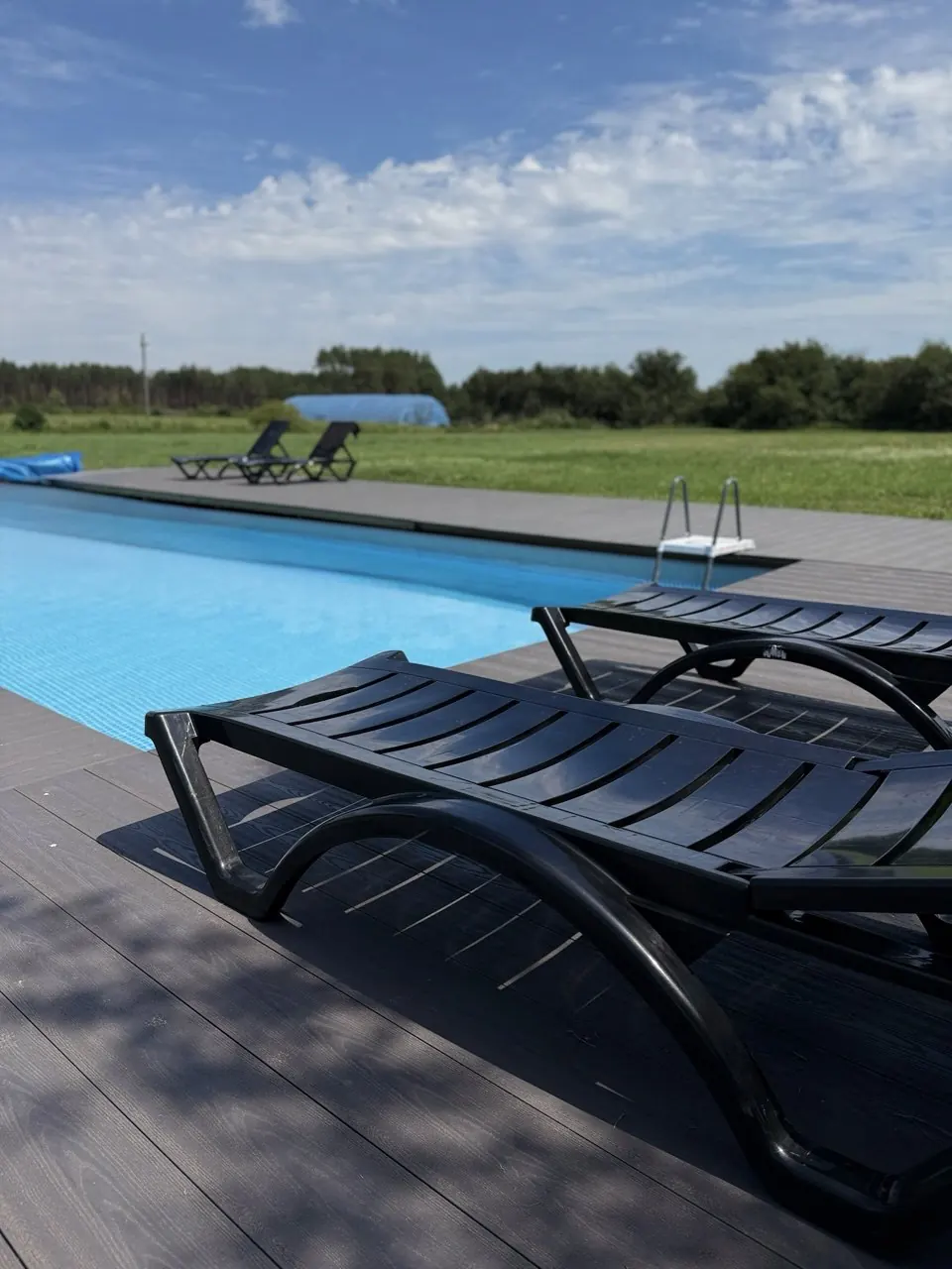 Зона отдыха у бассейна