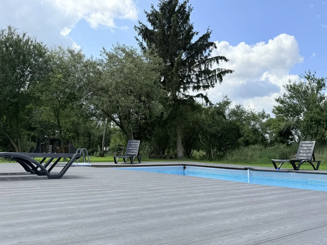 Бассейн летним днём