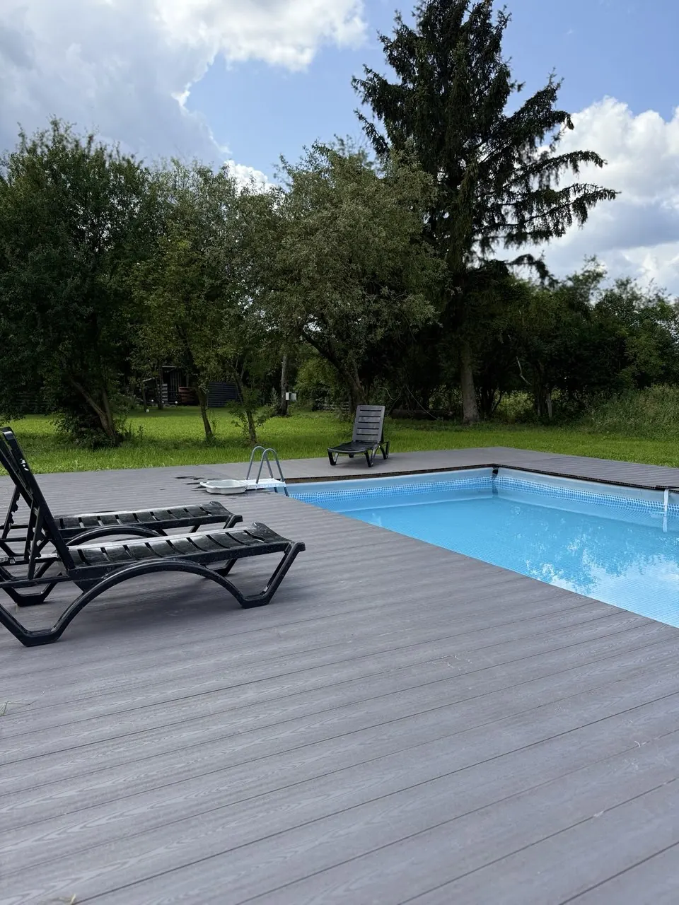 Бассейн с шезлонгами