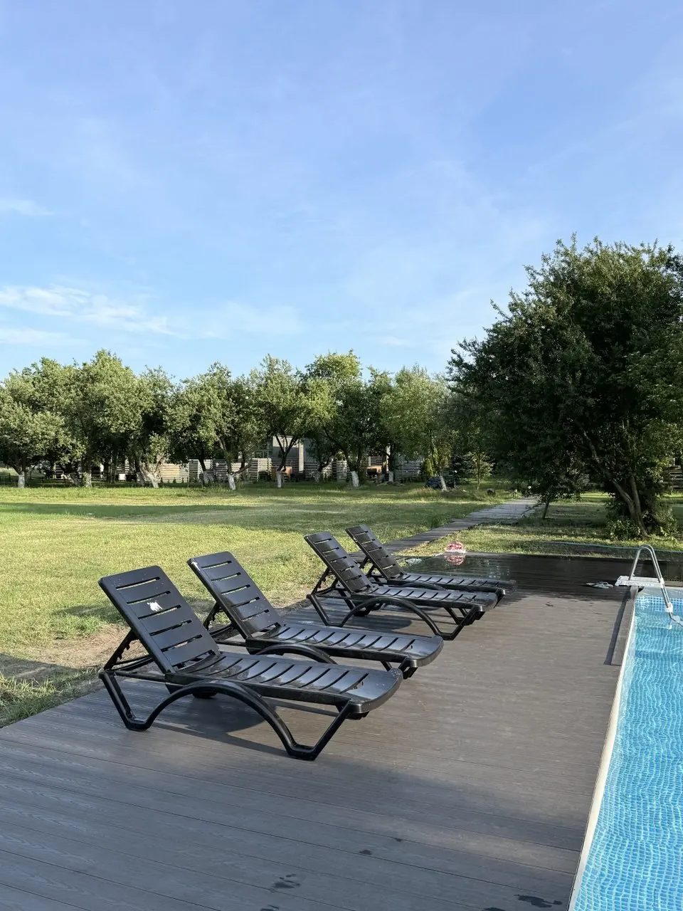 Лежаки у бассейна