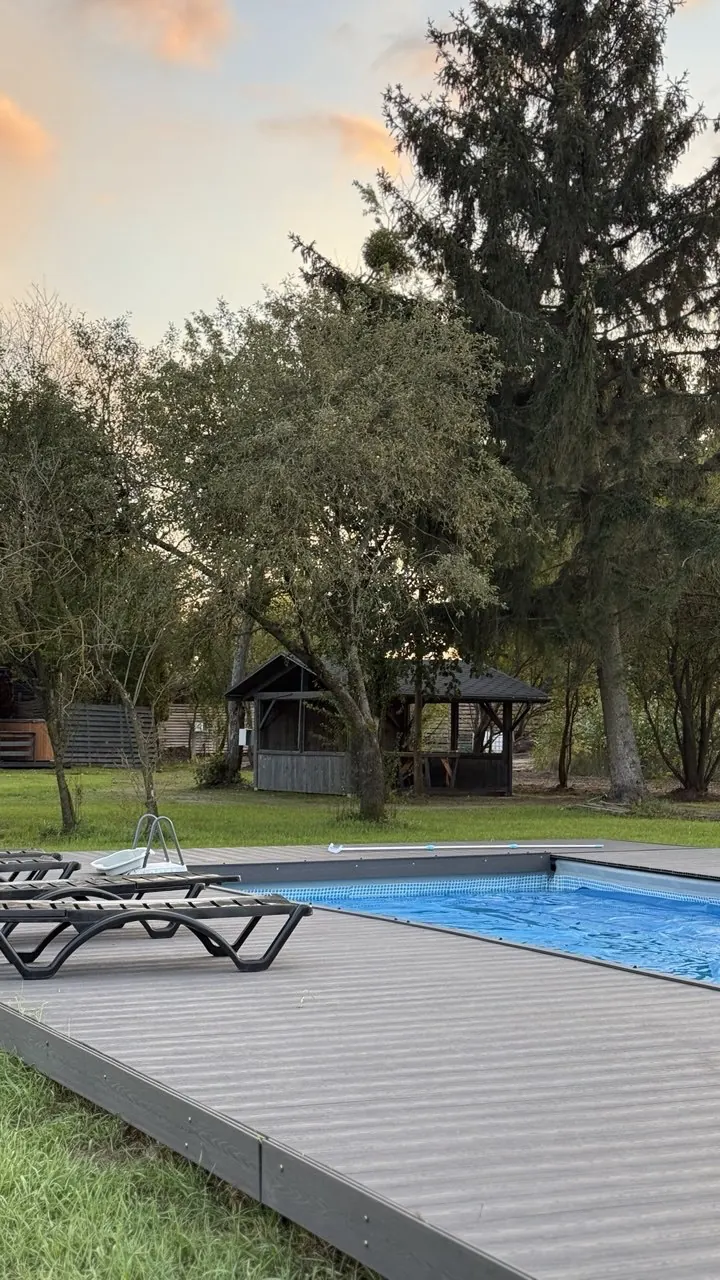 Бассейн на закате